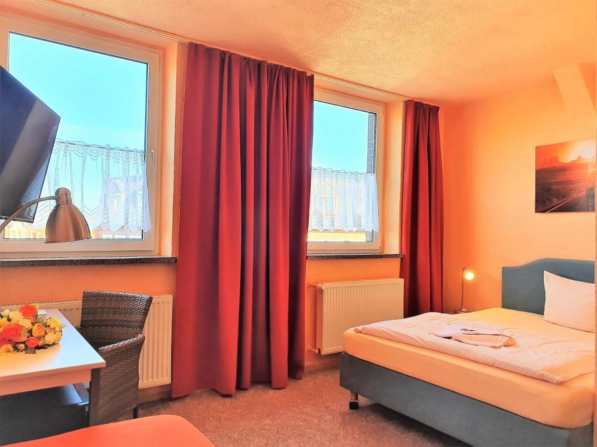 Hotel-Pension Gruene Linde デーリッチュ エクステリア 写真