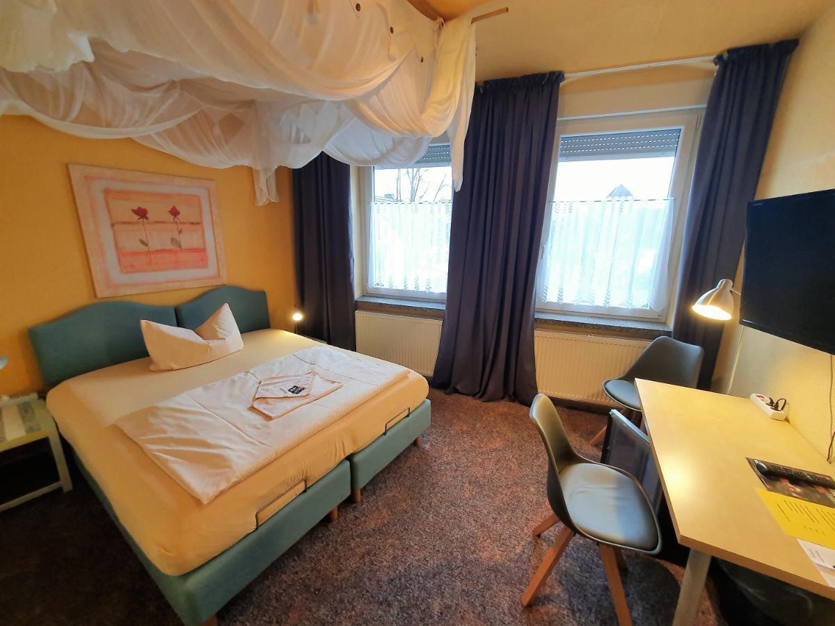 Hotel-Pension Gruene Linde デーリッチュ エクステリア 写真