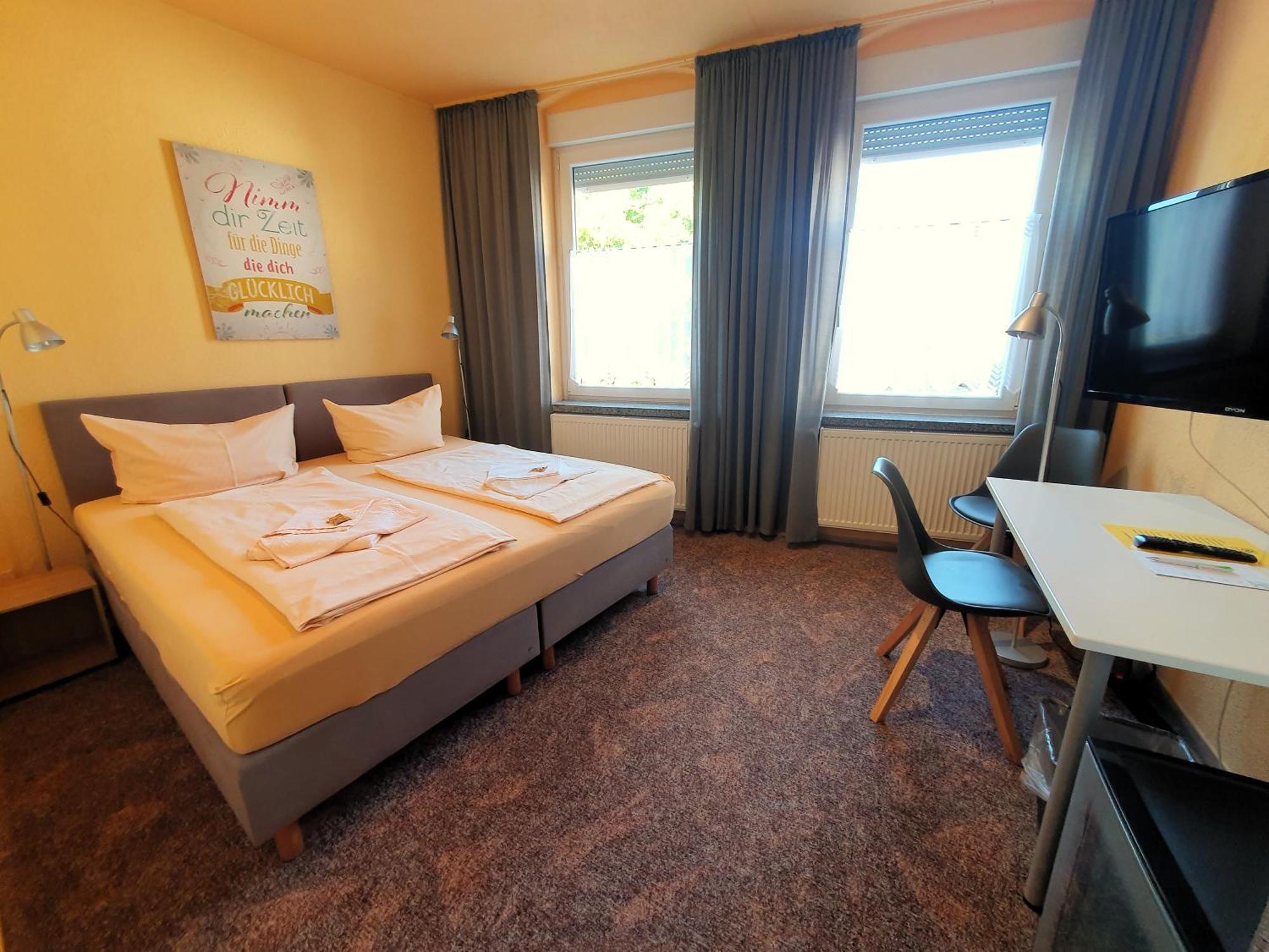 Hotel-Pension Gruene Linde デーリッチュ エクステリア 写真